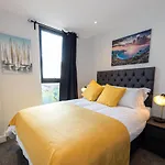 Contemporary 3 Bedrooms Apartment Manchester City